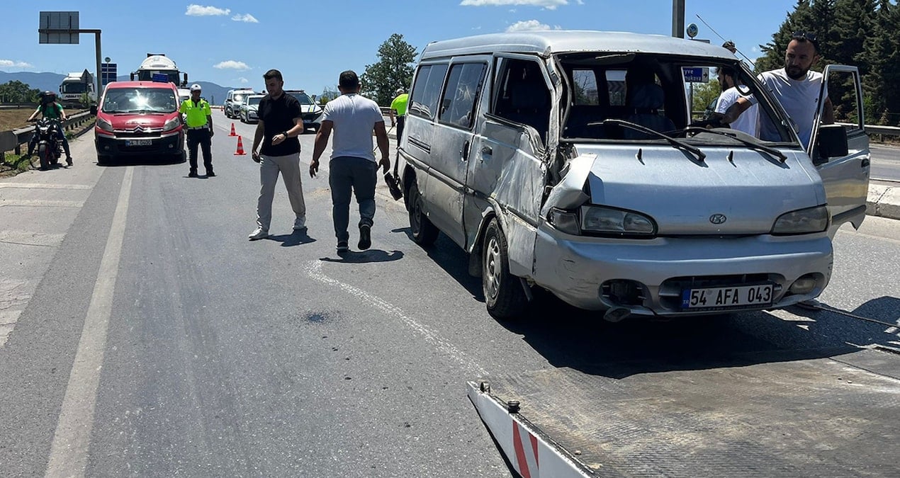sakaryada-minibus-devrildi-yaralilar-var-y3rqi5Ys.jpg